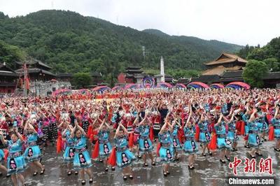 中国乌江苗族踩花山节开幕 万余苗乡儿女载歌舞迎佳节